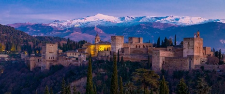 Ansichten der Alhambra mit der Sierra Nevada im Hintergrund während des Winters in Granada, Andalusien.