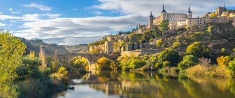 Veduta del fiume Tago e dell'Alcazar di Toledo, Castiglia-La Mancha