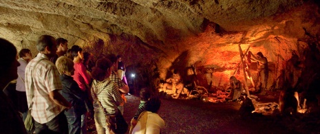 Besuchen Sie die prähistorischen Höhlen von l'Espluga de Francolí in Tarragona, Katalonien
