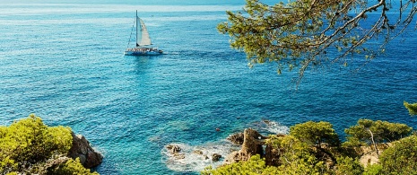 Barca a vela sulla costa di Lloret de Mar a Girona, in Catalogna