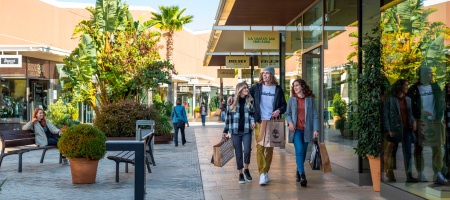 Jóvenes de compras en The Style Outlets de Viladecans en Barcelona, Cataluña