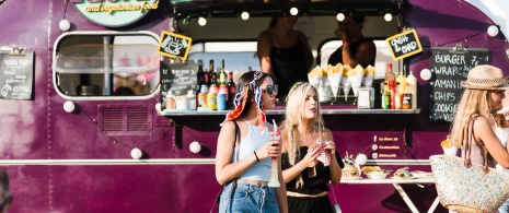Détail d'un stand de nourriture au White Summer Festival de Pals dans la province de Gérone, Catalogne