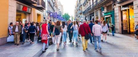 Des touristes dans la rue Portal de l'Àngel à Barcelone, Catalogne