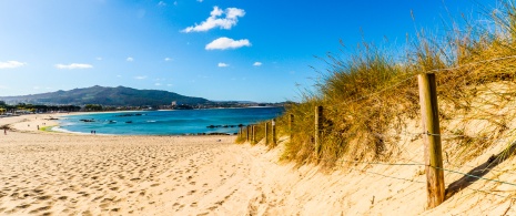 Veduta della spiaggia dall'altro lato del lungomare di Samil, a Vigo