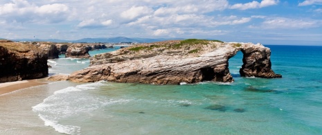 Vista de la playa de las Catedrales de Ribadeo en Lugo, Galicia