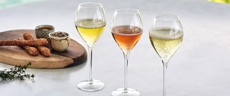 Cava glasses with tapas