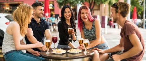 Gruppe von Freunden in einer Bar