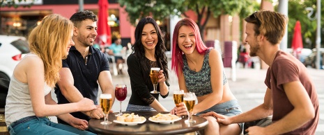 Turistas fazendo roteiro de tapas na Espanha