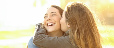 Amigas dándose un beso
