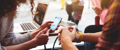 Persone che usano diversi dispositivi