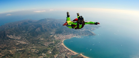 Paraquedismo na área de Ampuriabrava em Girona, Catalunha