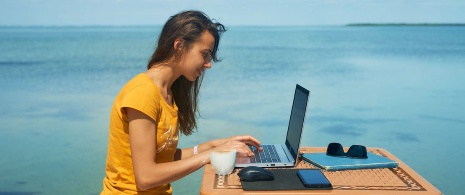 Ragazza che lavora in riva al mare
