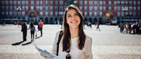 Turista in Plaza Mayor a Madrid