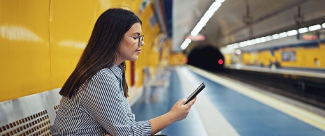 Turista no metrô de Madri