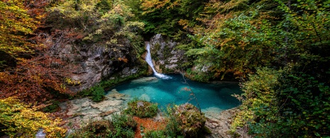 Vue de la rivière Urederra dans le parc naturel d'Urbasa y Andía, Navarre