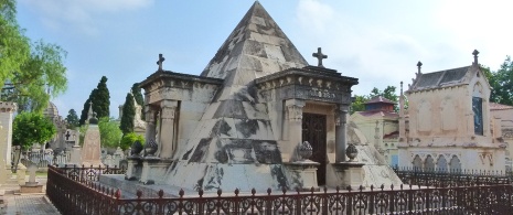 Das Pantheon der Familie Llovera auf dem Allgemeinen Friedhof von Valencia, Region Valencia