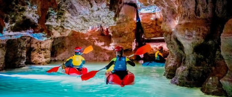 Turistas practicando espeleokayak en las Coves de Sant Josep de La Vall d'Uixó en Castellón, Comunidad Valenciana