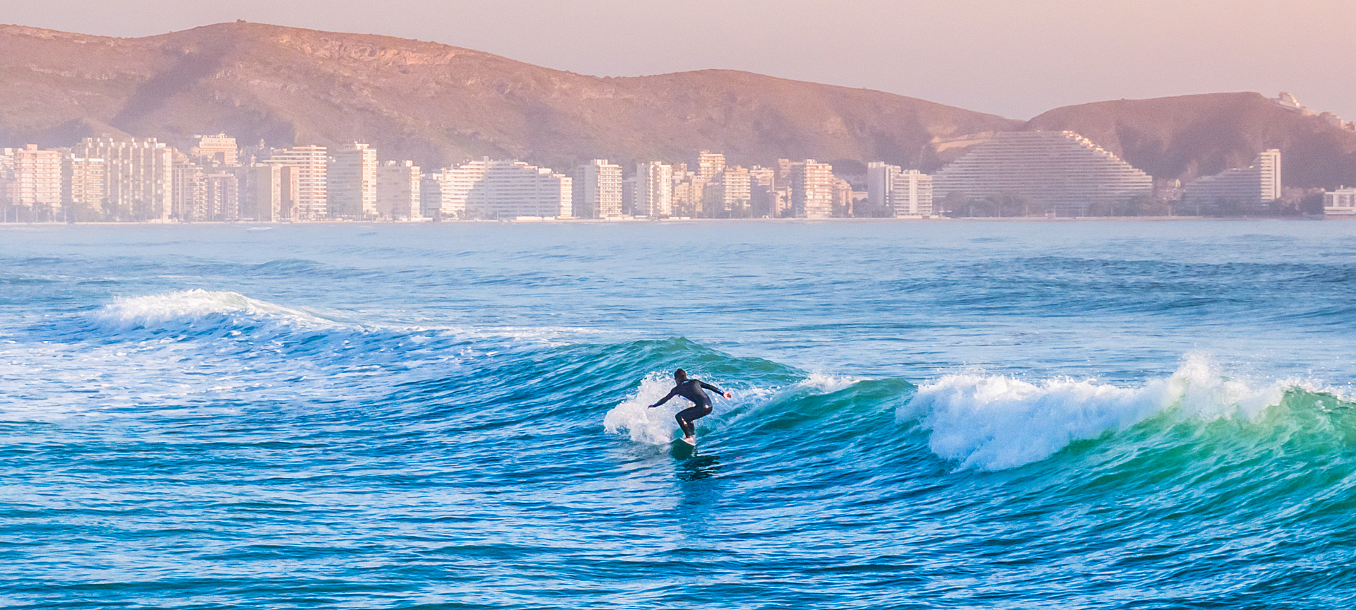 Surfista practicando en la playa de Cullera en Valencia, Comunidad Valenciana Surfista practicando en la playa de Cullera en Valencia, Comunidad Valenciana