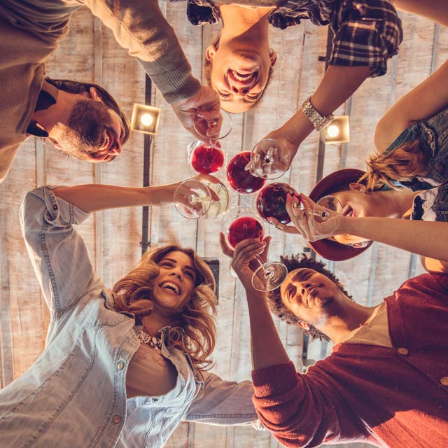 Brindis con vino tinto entre amigos Brindis con vino tinto entre amigos