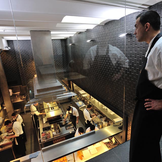 Cocina del restaurante Lasarte Cocina del restaurante Lasarte