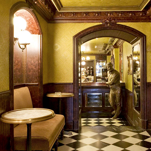 El Rincón de Hemingway en el Café Iruña, Pamplona El Rincón de Hemingway en el Café Iruña, Pamplona