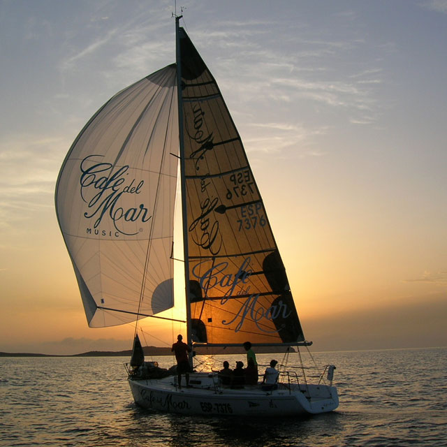 Segelboot der Wassersportstation Sant Antoni y Sant Josep Segelboot der Wassersportstation Sant Antoni y Sant Josep