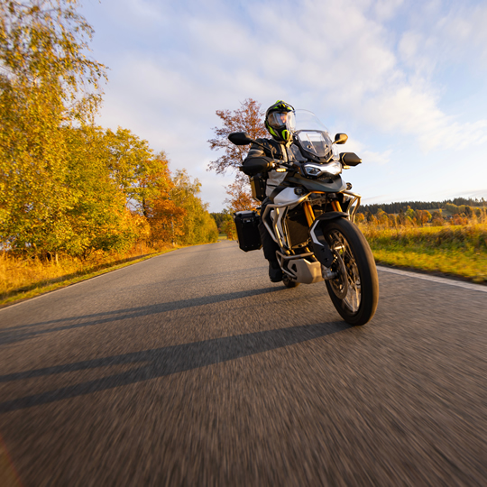 Motorista en ruta Motorista en ruta
