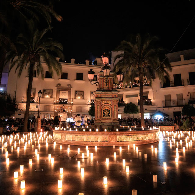 Plaza iluminada con velas, Vejer de la Frontera Plaza iluminada con velas, Vejer de la Frontera