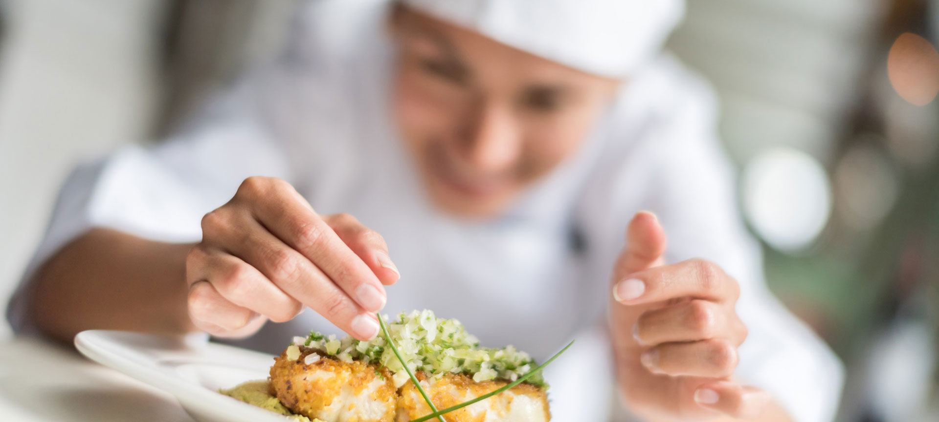 Chef emplatando Chef emplatando