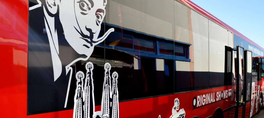Teatralny autobus w Barcelonie z zewnątrz