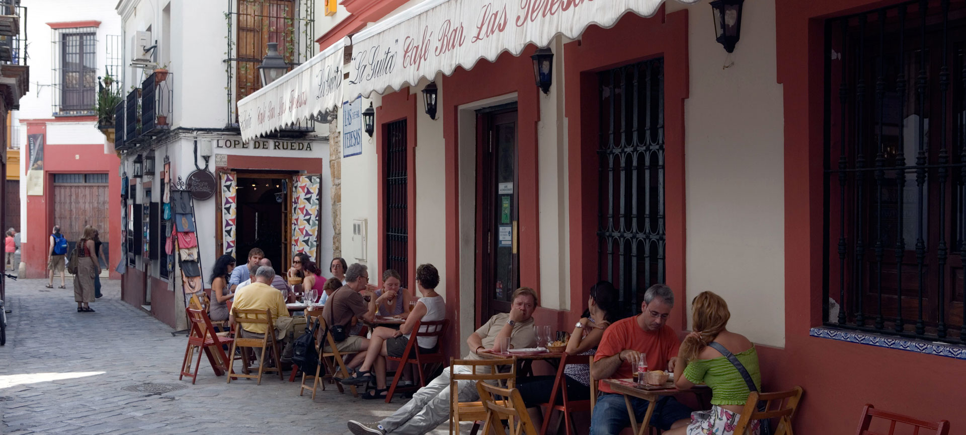 Terrazas en el Barrio de Santa Cruz, Sevilla Terrazas en el Barrio de Santa Cruz, Sevilla