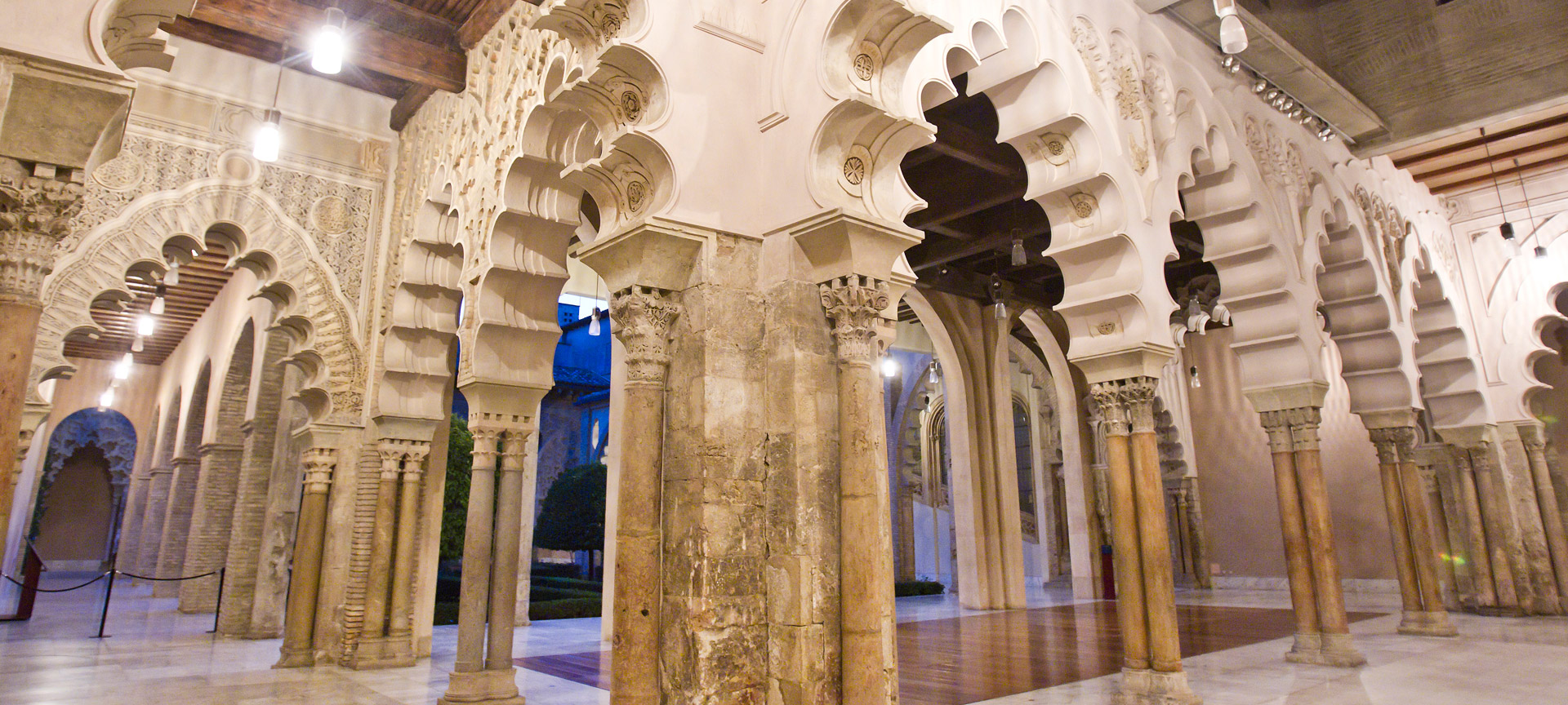 Interior del Palacio de la Aljaferia, Zaragoza Interior del Palacio de la Aljaferia, Zaragoza
