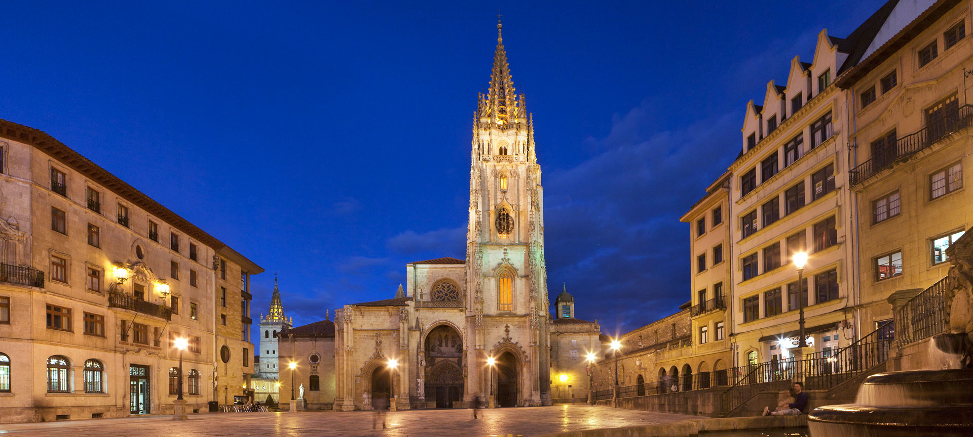 Die Kathedrale von Oviedo bei Nacht Die Kathedrale von Oviedo bei Nacht