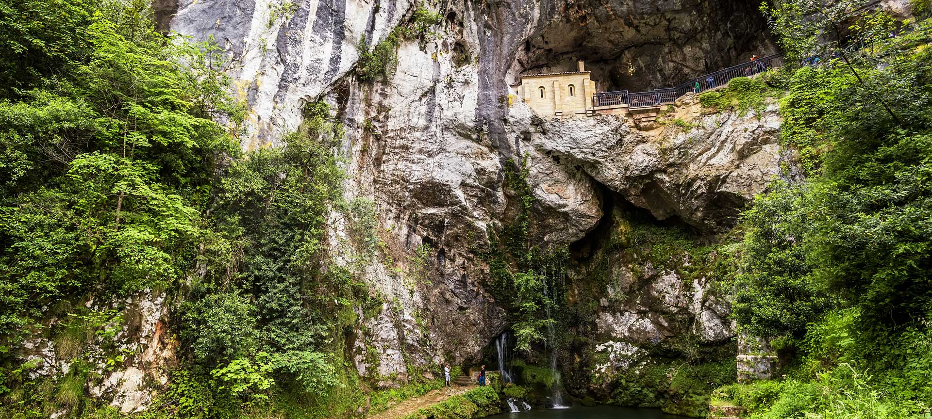 Santuario de Covadonga en Cangas de Onís, Asturias Santuario de Covadonga en Cangas de Onís, Asturias