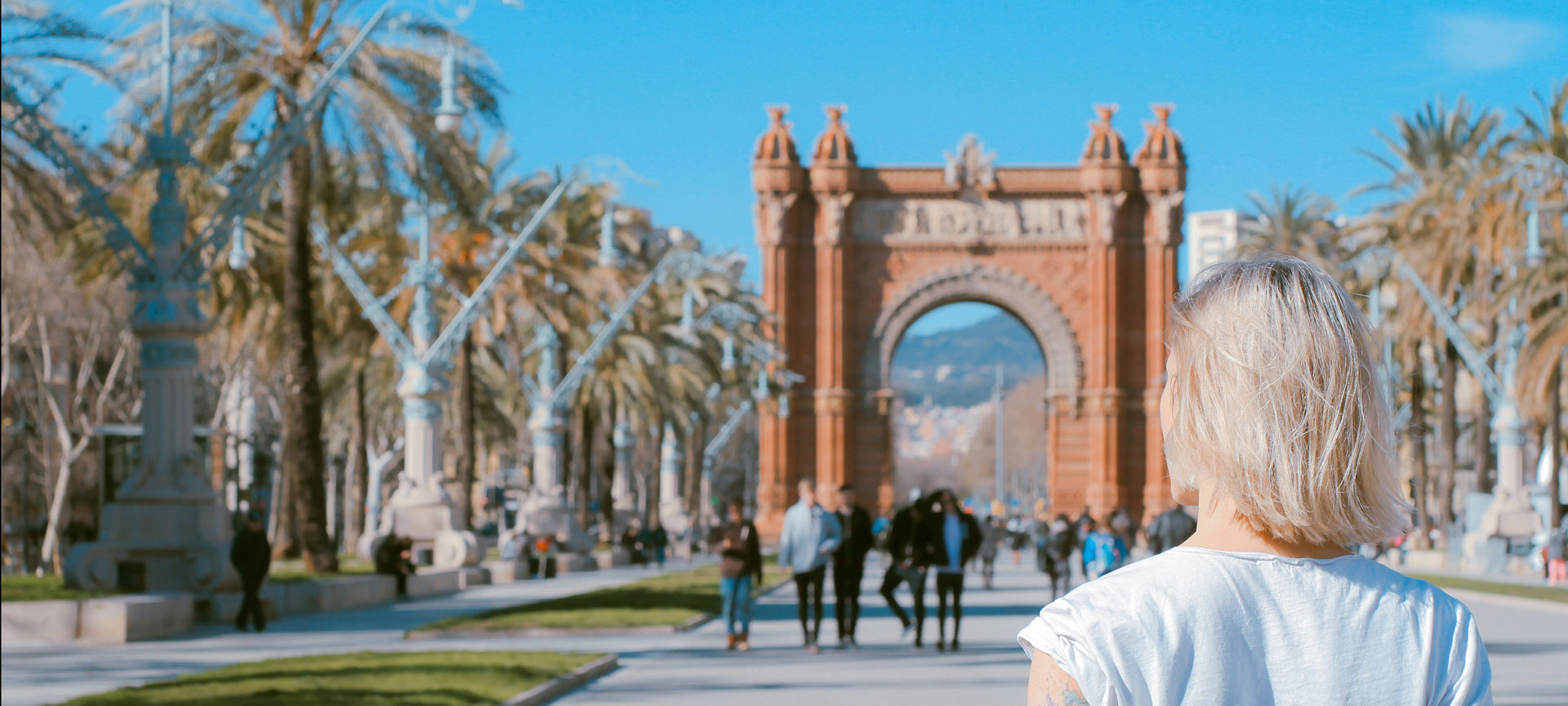 Turista frente al Arco del Triunfo de Barcelona Turista frente al Arco del Triunfo de Barcelona