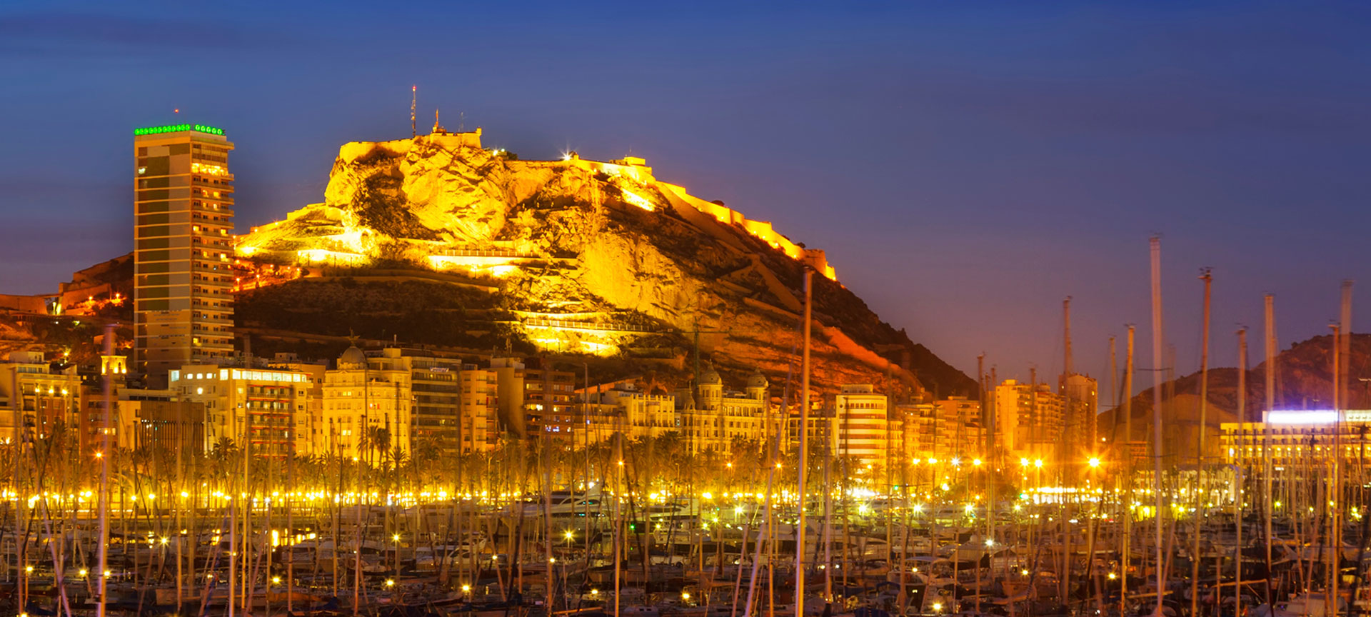 Puerto de Alicante con el Castillo de Santa Bárbara al fondo Puerto de Alicante con el Castillo de Santa Bárbara al fondo