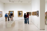 Sala com visitantes no interior do museu