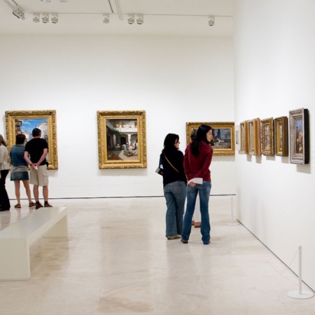 Des visiteurs dans une salle du musée