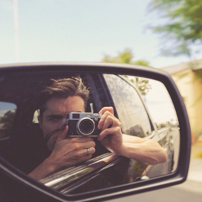 Chico en coche con cámara de fotos Chico en coche con cámara de fotos
