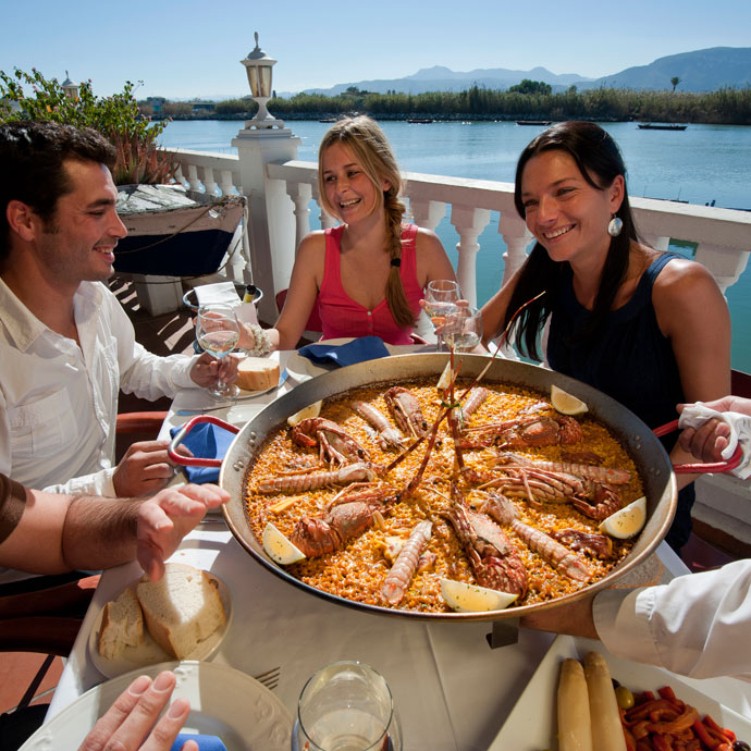 Paella con amigos en la Albufera de Valencia Paella con amigos en la Albufera de Valencia