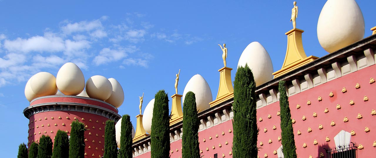 Edificio decorado con huevos, panes y maniquíes Edificio decorado con huevos, panes y maniquíes