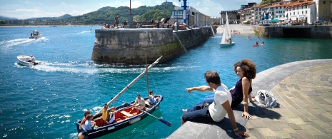 Schiffe beim Verlassen des Hafens von San Sebastián
